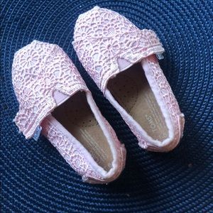 Brand new Tom's pink crochet shoes